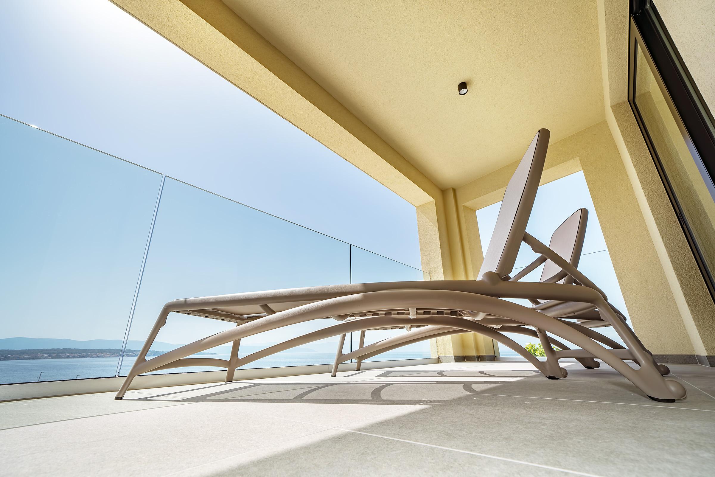 Luxury Hotel Riva Малинска Екстериор снимка A sunlounger