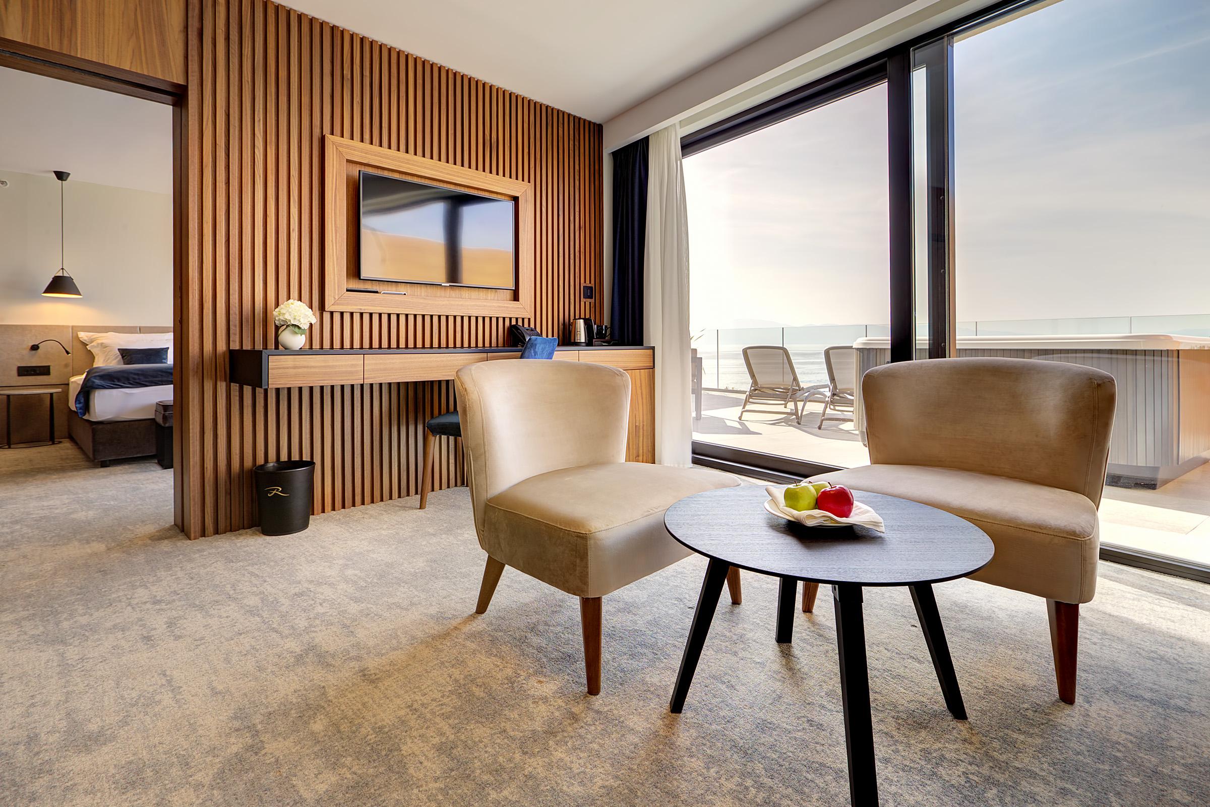 Luxury Hotel Riva Малинска Екстериор снимка A suite at the hotel