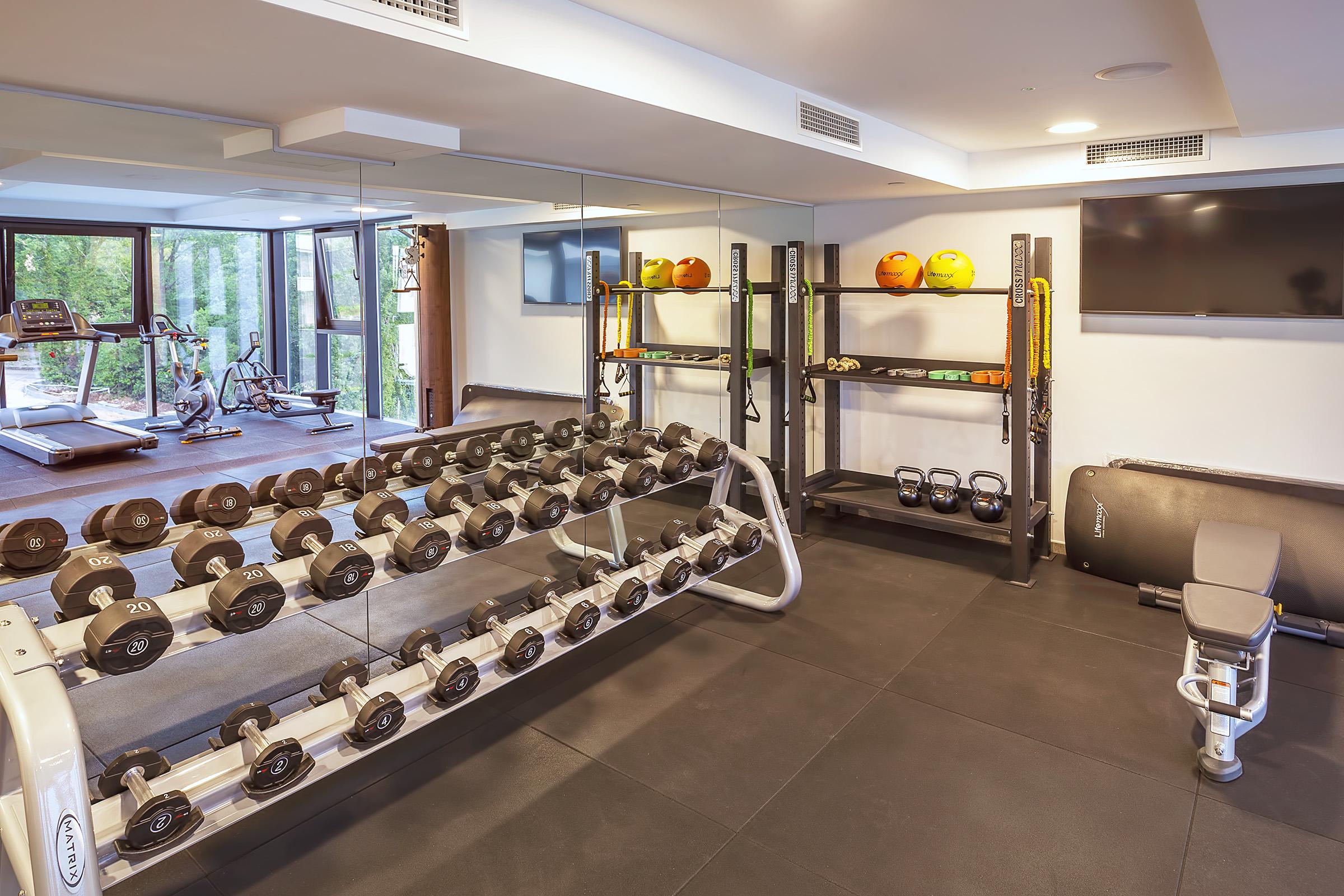 Luxury Hotel Riva Малинска Екстериор снимка The gym at the hotel