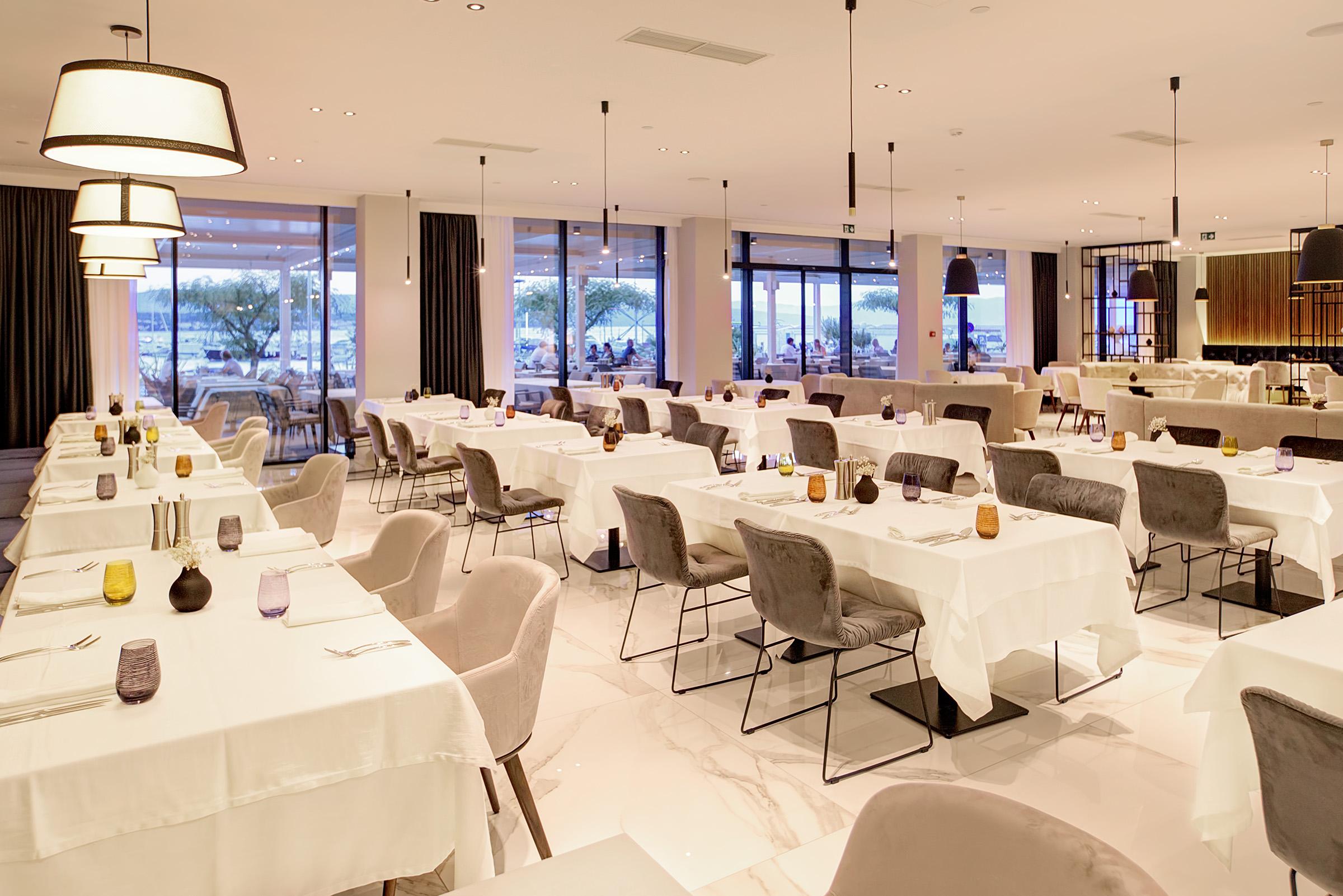 Luxury Hotel Riva Малинска Екстериор снимка Restaurant